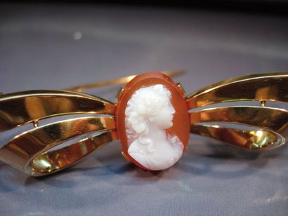 null Broche ruban en or jaune centrée d'un camée sur agate à décor de femme à l'antique....