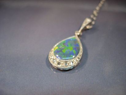 null Fine chaîne en or platine et pendentif goutte en or gris serti d'une opale entourée...