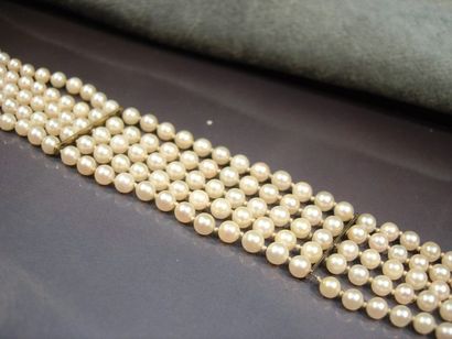 null Bracelet formé de cinq rangs de perles de culture diamètre, fermoir et barrettes...