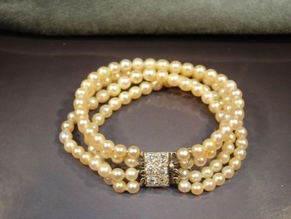 null Bracelet quatre rangs de perles de culture en légère chute diamètre 4.5 à 5.5mm,...