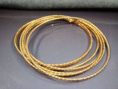 null Bracelet semaine en or jaune formé de sept bracelets rigides. Poids: 41.70g