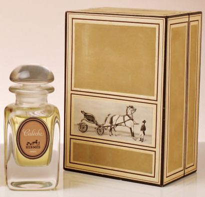 Hermès - "Calèche"- (1961) Présenté dans son coffret grand luxe beige sable illustré...