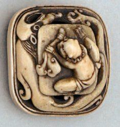  MANJU RYUSA en ivoire représentant un Oni à l'affût au-dessus d'un dragon. Signé...