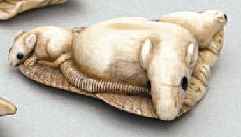 null NETSUKE en ivoire représentant un rat et ses deux petits se tenant sur un lit...