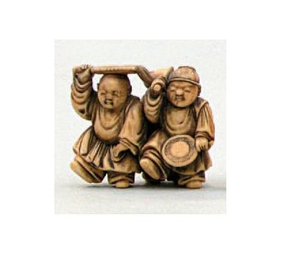 null NETSUKE en ivoire représentant trois musiciens dansant. Japon, fin du XIXe siècle....