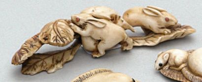 OKIMONO en ivoire représentant deux lapins...