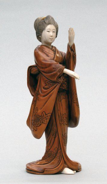 null STATUETTE en bois et ivoire représentant une femme en kimono esquissant un pas...