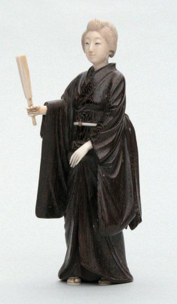 null STATUETTE en bois et ivoire représentant une geisha un éventail à la main. Japon,...