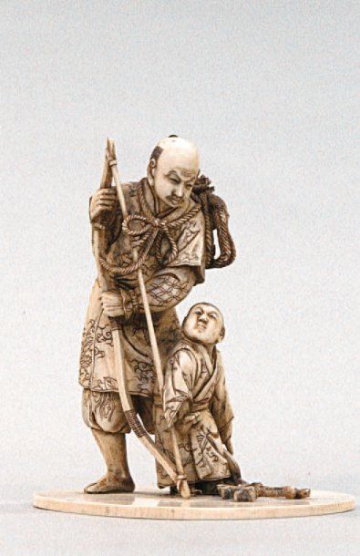  OKIMONO en ivoire représentant un samouraï et son enfant. Signé. Japon, fin du XIXe...