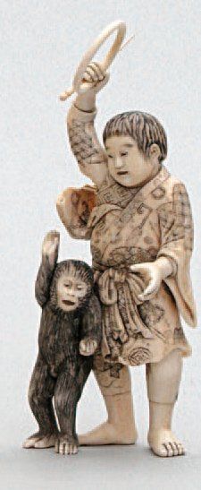 null OKIMONO en ivoire représentant le jeune héros Kintaro jouant avec un singe qui...