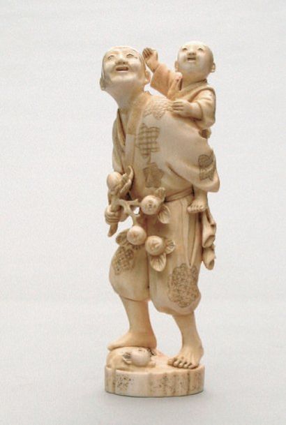 null OKIMONO en ivoire représentant un homme debout tenant une branche de kakis,...