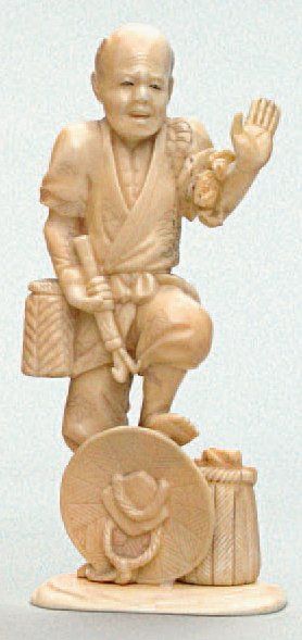  OKIMONO en ivoire représentant un paysan surpris par un crabe qui a grimpé sur son...