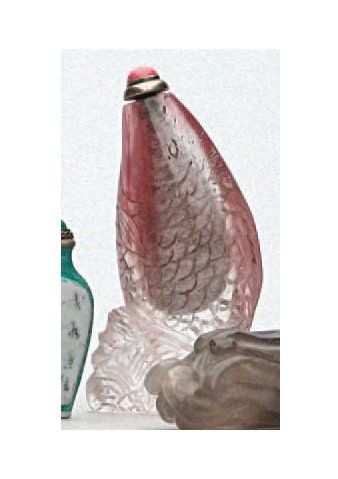  TABATIÈRE en cristal de roche en forme de poisson sur les flots. Chine, XIXe siècle....