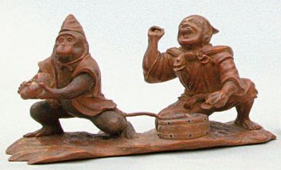  STATUETTE en bois représentant un sarumawashi, accompagné de son animal, présentant...