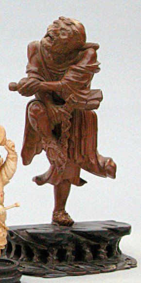  STATUETTE en bois représentant Shoki dansant sur un pied. Japon, vers 1900. Haut....