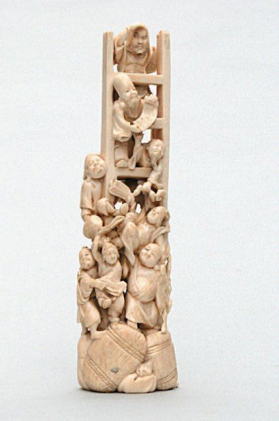 null OKIMONO en ivoire représentant dix personnages montés sur une grande échelle....