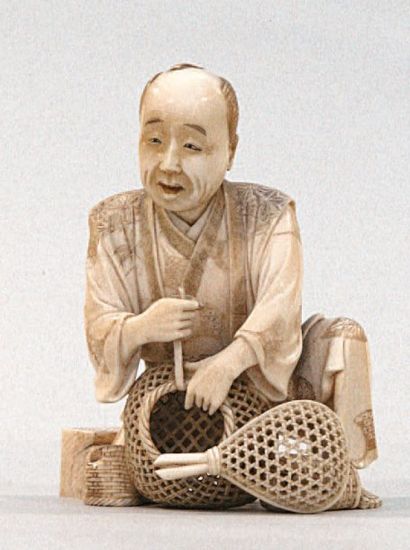 null OKIMONO en ivoire représentant un artisan en vannerie. Japon, fin du XIXe siècle....