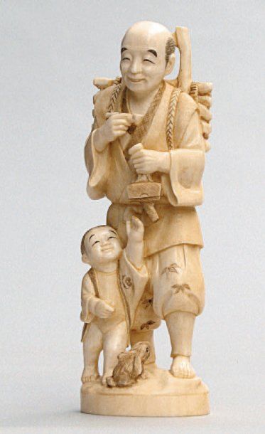  OKIMONO en ivoire représentant un paysan portant un fagot de bois dans une hotte...
