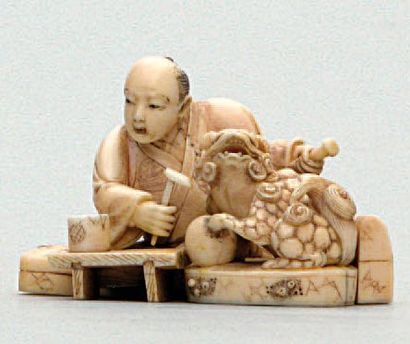 OKIMONO en ivoire représentant un sculpteur...