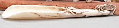  CUILLÈRE D'APOTHICAIRE en ivoire sculptée à motif d'une cigale posée sur une feuille...