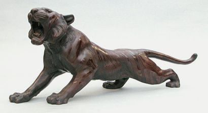  TIGRE FEULANT Épreuve en bronze, fonte à patine brun nuancé. Signé Seïya. Japon....