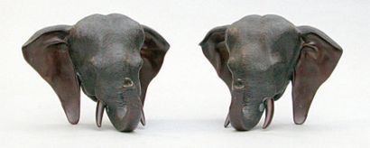  PAIRE DE SERRE-LIVRES en bronze patiné représentant des têtes d'éléphants portant...