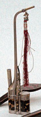  PIPE A EAU en métal argenté et écaille. Chine, XIXe siècle. Haut. : 37,5 cm