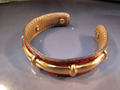 HERMES bracelet rigide ouvert en cuir rouge et métal doré