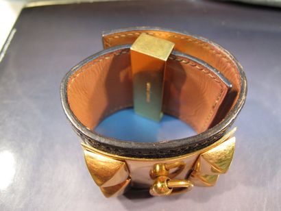 HERMES bracelet "Médor" en croco noir et métal doré