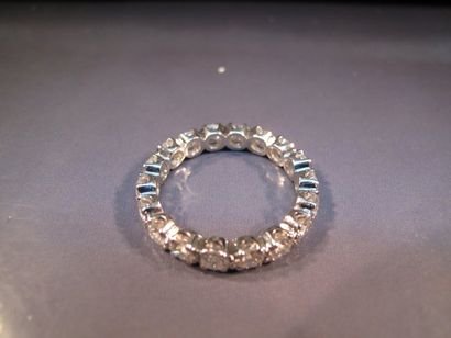 null Alliance en or gris sertie de diamants taille brillant en continu pour 4 carats...