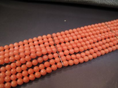 null Bracelet formé de huit rangs de corail teinté