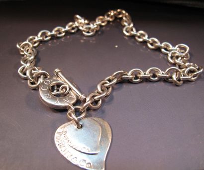 TIFFANY & CO, collier en argent maille forçat orné de coeurs en breloques. Signé....