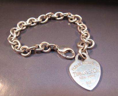 TIFFANY & CO, bracelet en argent maille forçat orné d'un coeur en breloque. Signé....