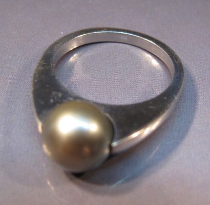 null Bague en or gris centrée d'une perle de culture grise de Tahiti diamètre 8.5...