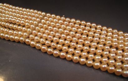 null Bracelet formé de huit rangs de petites perles de culture roses, barrettes et...