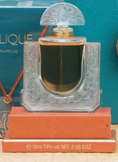 Lalique parfums « Chèvrefeuille » (1992) Présenté dans son coffret polychrome titré,...