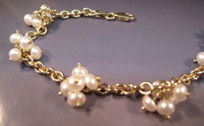 null Bracelet en or jaune maille jaseron orné de perles de culture en breloques....