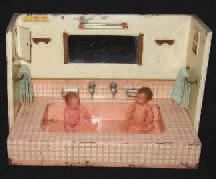 null Salle de bains en métal de fabrication française avec deux petits baigneurs...