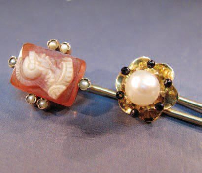 null LOT de deux épingles de cravate en or serties d'un camée agate et roses pour...