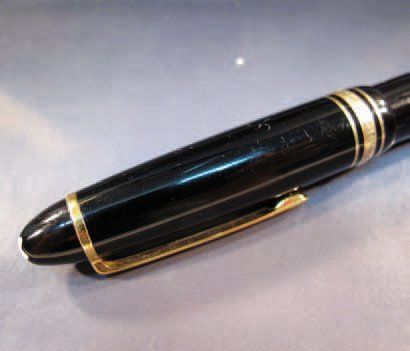 MONT BLANC stylo plume en résine noire grand modèle Meisterstuck, à plume en or....