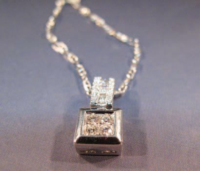 null CHAÎNE en or gris et pendentif en or pavé de diamants taille brillant. Poids:...