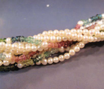 null COLLIER tresse formé de 10 rangs de perles de culture mélangées de tourmalines...