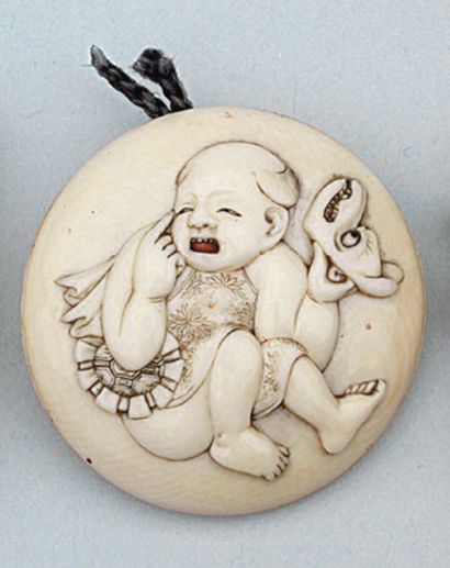 MANJU en ivoire décoré d'un bébé pleurant...