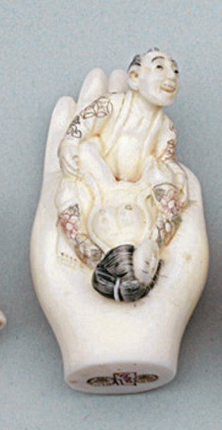 null SHUNGA NETSUKE en ivoire représentant un couple dans la paume d'une main de...