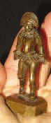 null Un petit POLICHINELLE en bronze doré. H 8,5 cm. (circa 1880) Small goldened...