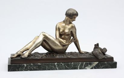 null VARNIER 
Jeune femme nue au deux colombes
épreuve en bronze patiné , socle en...