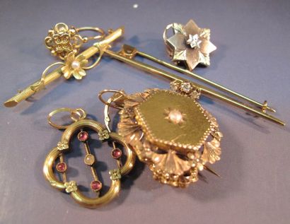 null Lot en or de bijoux anciens vers 1900: deux barrettes, deux paires de dormeuses,...