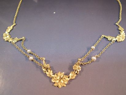 null Fin collier draperie en or jaune orné guirlandes de roses soulignées de perles....