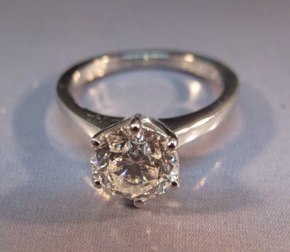 null Bague en or gris centrée d'un diamant taille brillant de 1.66 carat monté en...