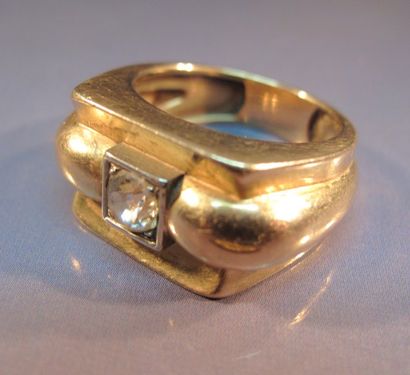 null Bague chevalière en or jaune centrée d'un diamant taille ancienne. Vers 1940....